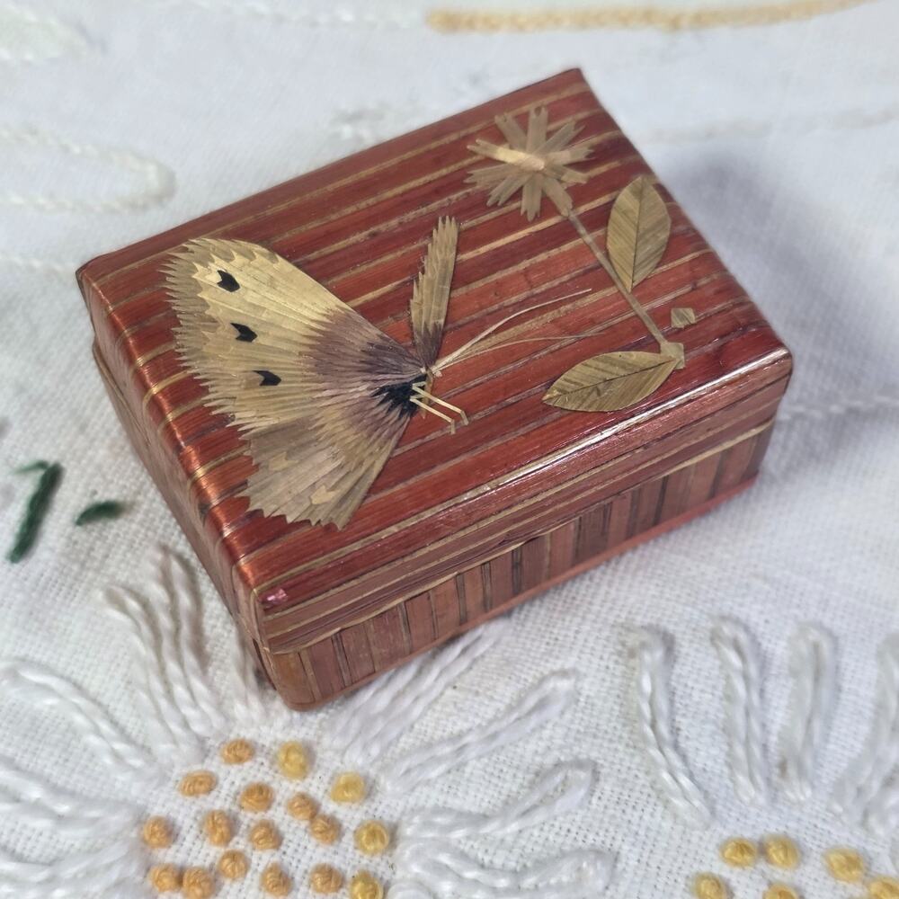 Vintage Straw Marquetry Delicate Butterfly Trinket Jewelry Box Red Satin Lined